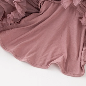 Vue détaillée du tutu rose poudré avec plusieurs couches de tulle et ourlet soigné