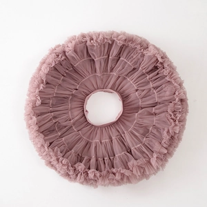 Vue détaillée de la jupe tutu multicouche en tulle rose poudré avec mailles plissées