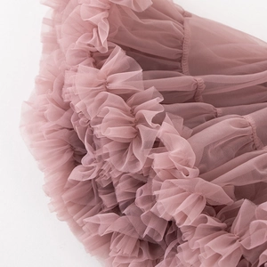 Détail de la gaze en maille multicouche et des volants sur une jupe tutu rose doux