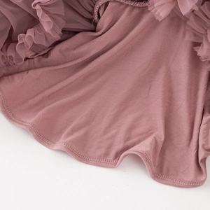 Détail de l'ourlet en tulle rose poudré multicouche avec coutures de qualité sur jupe tutu