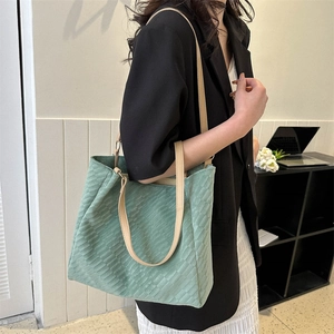Sac fourre-tout vert menthe élégant avec texture tissée et bandoulières marron clair femme