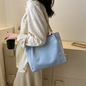 Grand sac cabas tissé bleu clair avec bandoulières en cuir crème pour usage quotidien