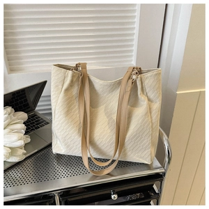 Détail du sac fourre-tout crème avec texture sergé et anses en cuir marron