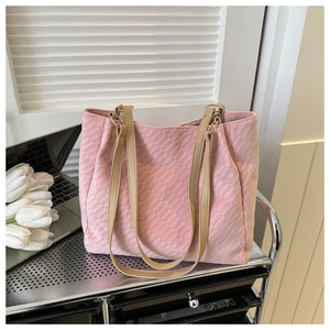 Sac fourre-tout tressé rose avec texture en damier et fines bretelles pour le travail