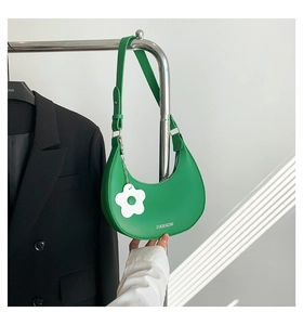 Vue détaillée d'un sac hobo en cuir PU vert vif avec un pendentif fleur blanche