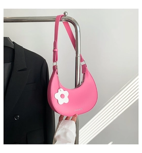 Sac sous le bras croissant rose en similicuir mat avec détail de fleur blanche