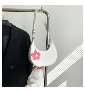 Sac sous le bras chic en PU blanc en forme de croissant avec breloque fleur rose