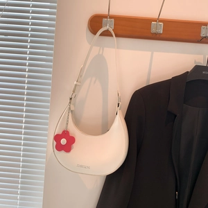 Sac sous le bras chic en similicuir blanc demi-lune avec breloque fleur rouge