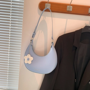 Sac à main hobo tendance en cuir PU bleu clair avec un accessoire pendentif floral