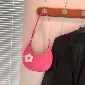 Sac à main demi-lune en cuir PU rose vif avec breloque fleurie et fermeture éclair argentée