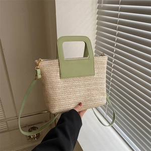 Sac seau chic en paille tissée avec lanières en cuir vert et texture vagues naturelle