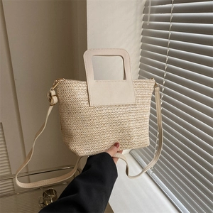 Sac seau en paille beige avec tissage en V et bandoulière en cuir réglable