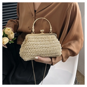 Detailansicht der cremefarbenen geflochtenen Handtasche mit goldenem Klickverschluss