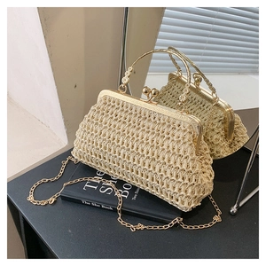 Detailansicht der beigen Webstruktur und des goldenen Kugelverschlusses der kleinen Tasche