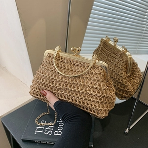 Französische Vintage Stroh-Clutch mit Goldrahmen und stilvoller Metallkette für Damen