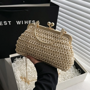 Elegante cremefarbene Stroh-Handtasche mit goldenem Metallrahmen und Kettengurt