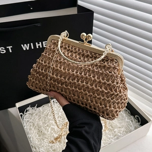 Handgewebte Strohtasche in Muschelform mit goldenem Clipverschluss und Kette