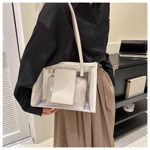Dettaglio della borsa tote trasparente in PVC con bordi bianchi e pochette interna