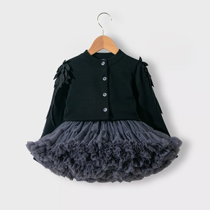 Detailansicht der schwarzen Mädchen-Strickjacke mit Perlenknöpfen und grauem Tutu-Rock