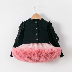 Detail von Mädchen-Strickpullover mit Feder-Schultern und rosa Lagen-Tutu-Rock
