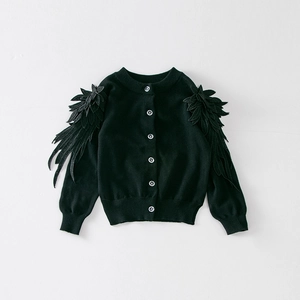 Detail der schwarzen Mädchenjacke mit geschichteter Flügeldekoration an den Schultern