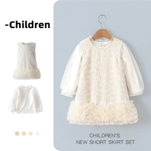 Dettaglio abito da principessa per bambina con paillettes, orlo in tulle e maglia interna