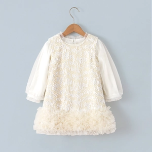 Dettaglio dell'abito da principessa crema per bambina con paillettes e maniche in tulle