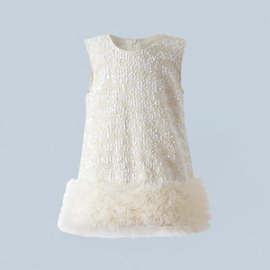 Dettaglio dell'abito da principessa con paillettes, bordo in tulle soffice e zip invisibile