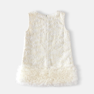 Dettaglio dell'abito da principessa crema per bambina con paillettes e gonna in tulle