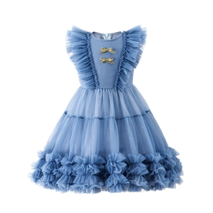 Detailansicht des blauen Tüllprinzessinnenkleids mit goldenen Schleifen und Netzrüschen