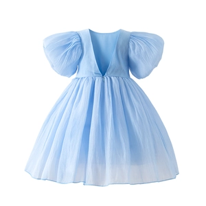 Détail de la robe bleue pour fille avec manches bouffantes et col en V dans le dos
