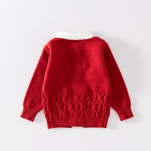 Détail du pull en maille rouge avec col blanc et motifs torsadés pour enfants