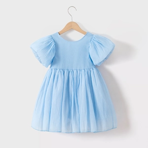 Détail de la robe de princesse bleu clair pour filles avec manches bouffantes et jupon