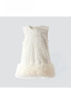 Dettaglio dell'abito da principessa color crema con corpetto di paillettes e gonna in tulle
