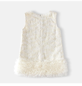 Dettaglio dell'abito tutu avorio per bambina con paillettes e volant in pizzo eleganti