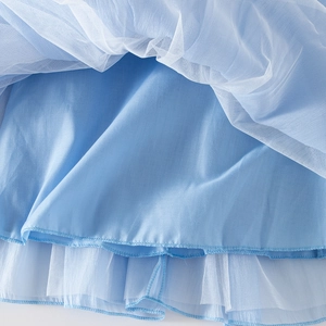 Détail des couches de tulle bleu clair multicouches et de la doublure de la robe princesse