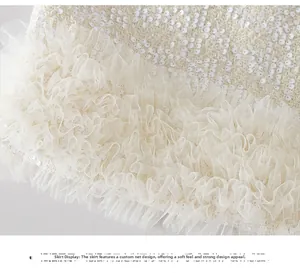 Dettaglio del corpetto di paillettes e orlo in tulle plissettato multistrato