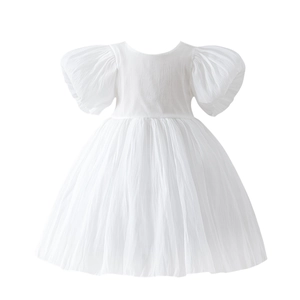 Détail des manches bouffantes et du tissu texturé sur cette robe blanche de princesse