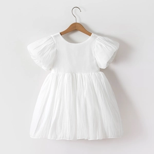 Détails des manches bouffantes et du tissu texturé d'une robe de princesse pour fille