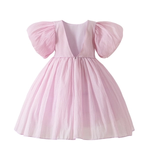 Détail de robe de princesse rose pour fille avec manches bouffantes et dos ouvert élégant