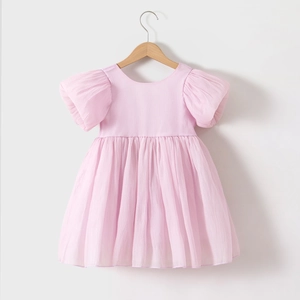 Détail de la robe d'été rose pour filles avec manches bouffantes et jupe en tulle