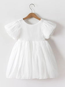 Robe de princesse blanche à manches bouffantes et jupe plissée sur cintre en bois chic