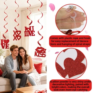 Detail van rode glitter hart en LOVE hangende slingers voor Valentijnsdag decoratie