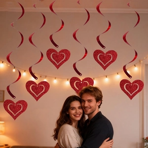 Rode glinsterende hartvormige hangdecoratie voor romantische Valentijnsdag en feestelijke sfeer