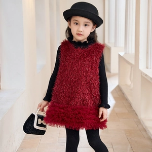 Detalle del vestido rojo de felpa para niña con falda de tul y accesorios chic