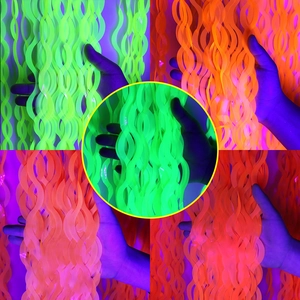 Festoni ondulati neon luminosi sotto luce UV per decorazione di sfondo per feste