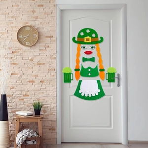 St. Patrick's Day Filz Türaufkleber mit irischem Zwergenmädchen und Bierkrügen Dekoration