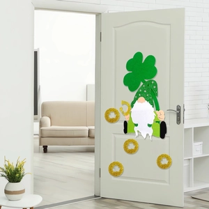 St. Patrick's Day Wandsticker aus Filz mit Zwerg und Goldmünzen an einer weißen Tür