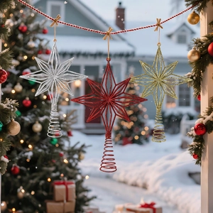 Nahaufnahme glitzernder Weihnachtsbaumspitzen in Gold, Silber und Rot mit Federhalterung