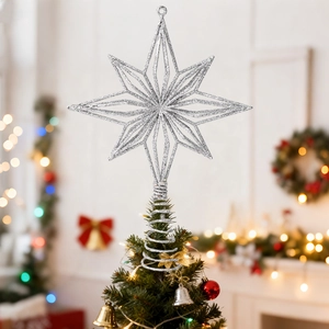 Nahaufnahme der silbernen Glitzer-Stern-Christbaumspitze mit Spiralbasis für Weihnachten